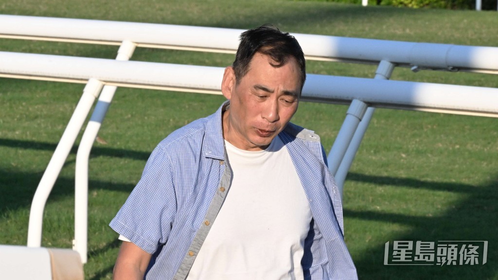 今朝「浪漫老撾」課前課後都見鄭俊偉跟到實，收操之後更特意搵梁家俊傾談。