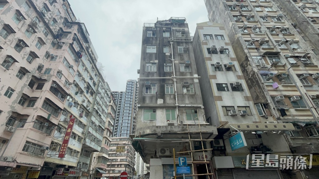 案发现场为唐楼一单位。杨伟亨摄