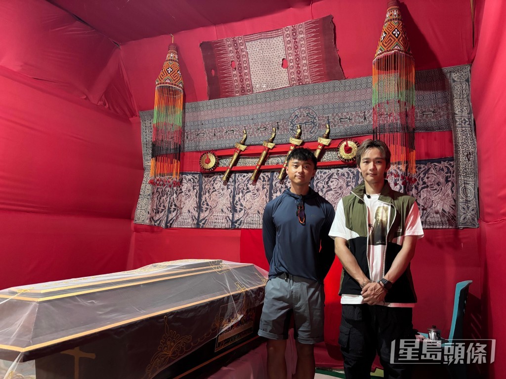 兩人見證印尼托拉查族會將屍體放在家中。