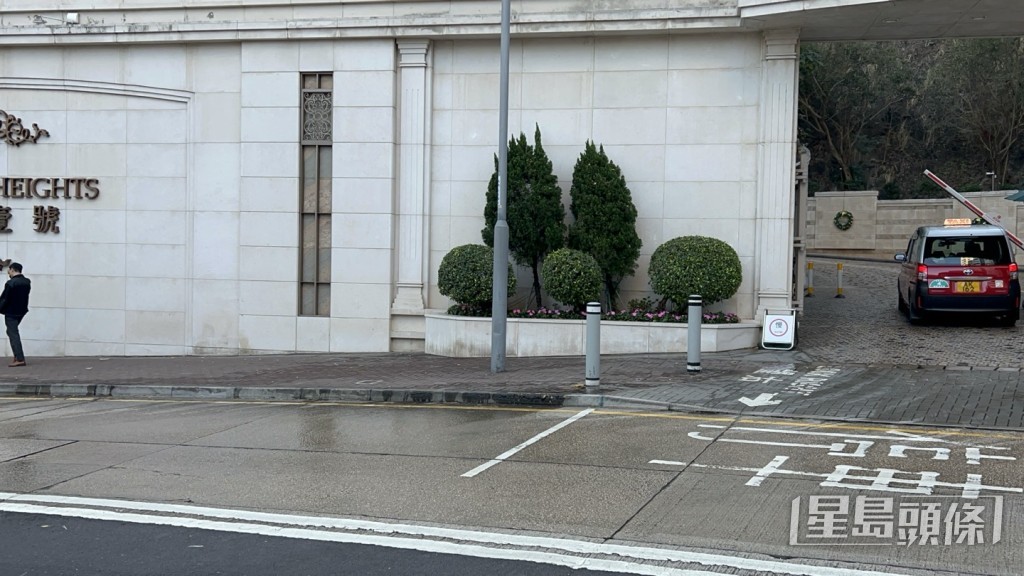 电自行车撞路边铁柱,铁骑士伤重亡。杨伟亨摄 电自行车撞路边铁柱,铁骑士伤重亡。杨伟亨摄