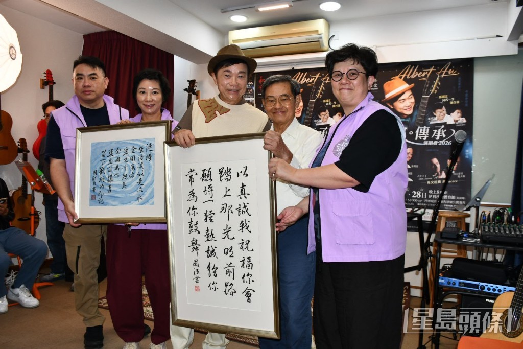 鄭國江捐珍貴字畫拍賣行善,屆時在區瑞強演唱會現場拍賣。 鄭國江捐珍貴字畫拍賣行善,屆時在區瑞強演唱會現場拍賣。