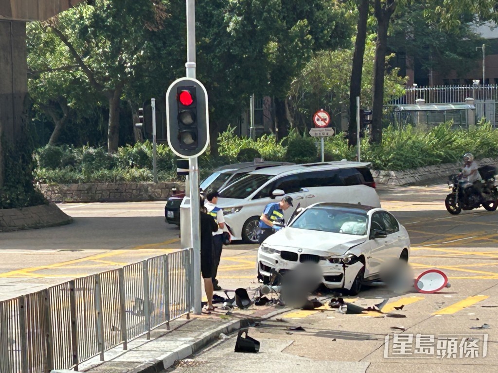 寶馬撞毀交通燈及路牌。楊偉亨攝 寶馬撞毀交通燈及路牌。楊偉亨攝