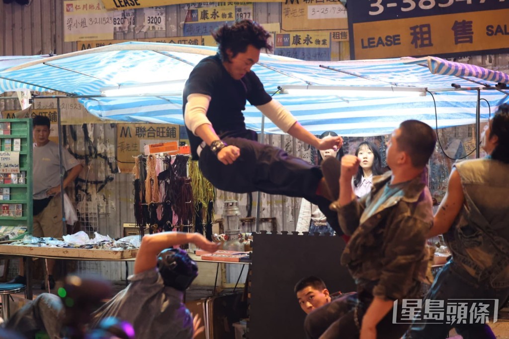 片中他向對家踢腳幸冇受傷。 片中他向對家踢腳幸冇受傷。