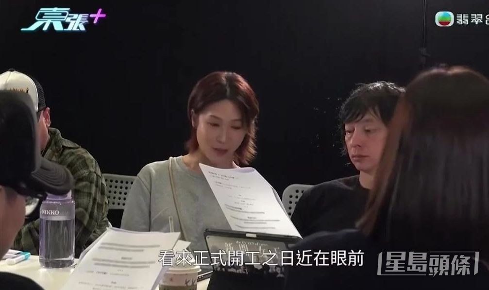 《新聞女王2》台前幕後相當認真。 《新聞女王2》台前幕後相當認真。