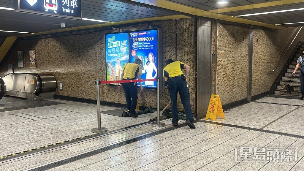 港鐵職員助清理積水。林思明攝 港鐵職員助清理積水。林思明攝