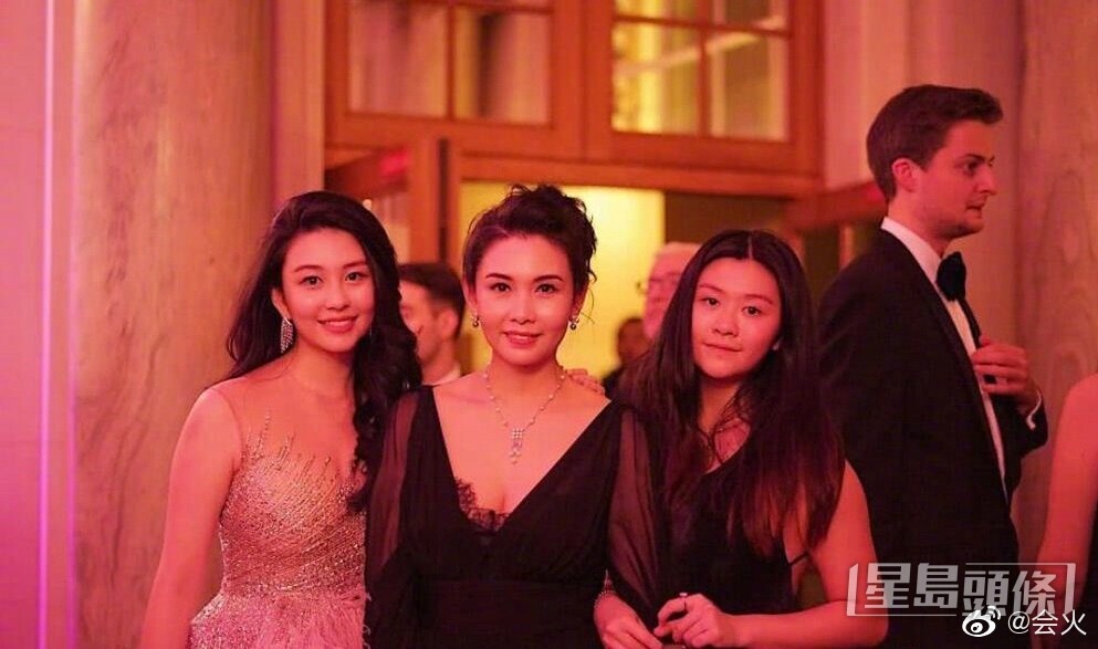 邱淑貞兩個愛女沈月、沈日（右）都遺傳媽咪良好基因。