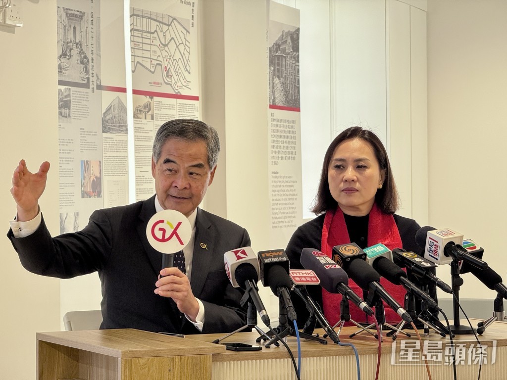 梁振英（左）指基金會在香港推動人文交流與公共服務。