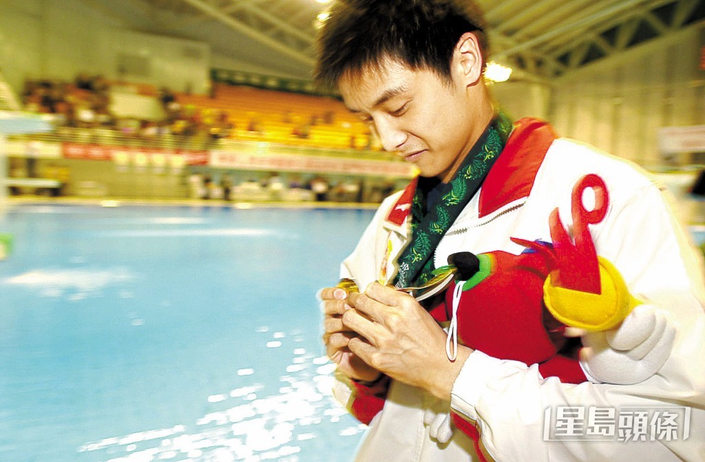 田亮對全運金牌愛不釋手
