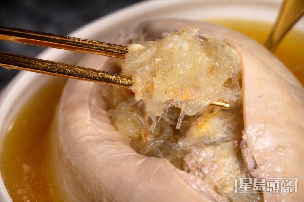 「鳳吞燉頂裙翅」乃傳統手工名菜,將頂級裙翅釀入原隻雞內慢火細燉。 「鳳吞燉頂裙翅」乃傳統手工名菜,將頂級裙翅釀入原隻雞內慢火細燉。