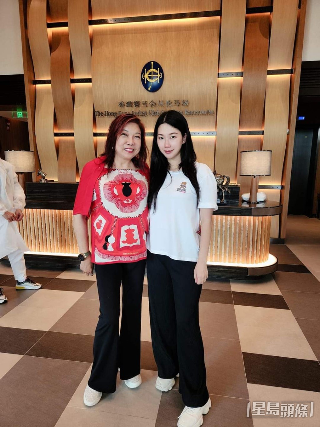 伍燕梅與歐志浩伉儷，參觀從化馬場。