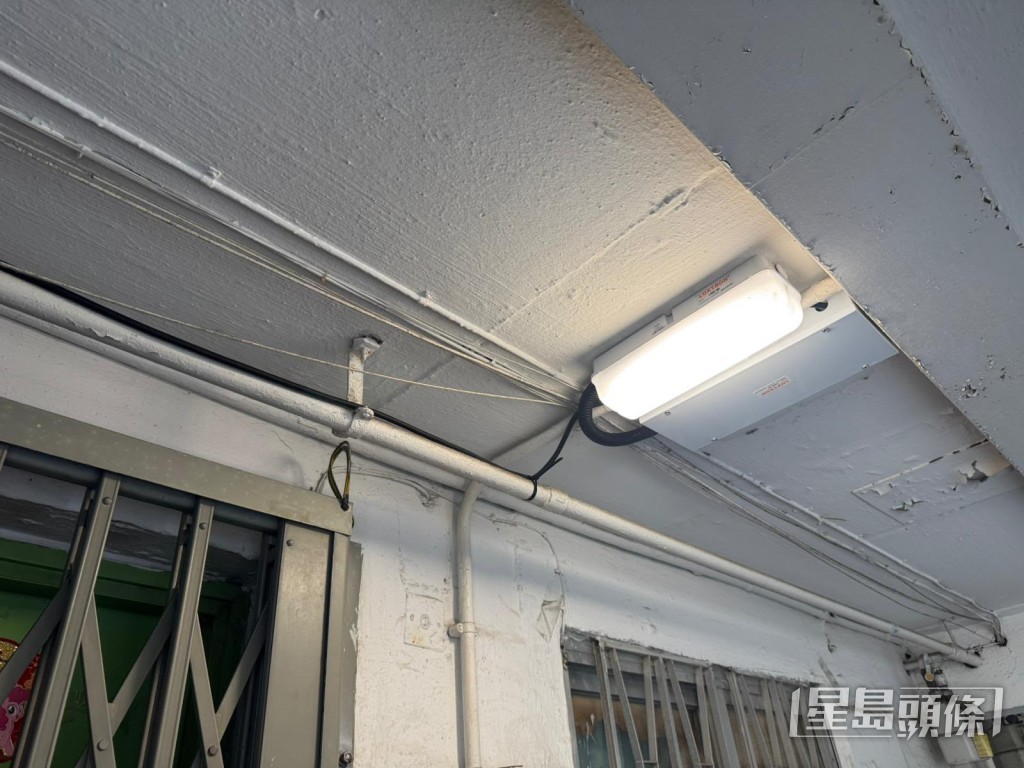 房署在受影響住戶單位的天花加設LED照明系統。 房署在受影響住戶單位的天花加設LED照明系統。