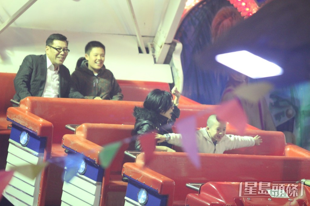 孫佳君曾與前男友劉貴喬及兩名兒子，一起去嘉年華。