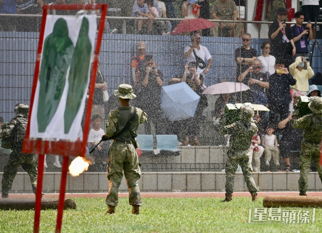 特戰隊員荷槍實彈射擊目標,展開清剿抓捕行動。 特戰隊員荷槍實彈射擊目標,展開清剿抓捕行動。