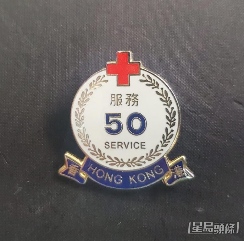 陳志強加入紅十字會逾半世紀,年前獲頒發服務50周年徽章。 受訪者提供 陳志強加入紅十字會逾半世紀,年前獲頒發服務50周年徽章。 受訪者提供