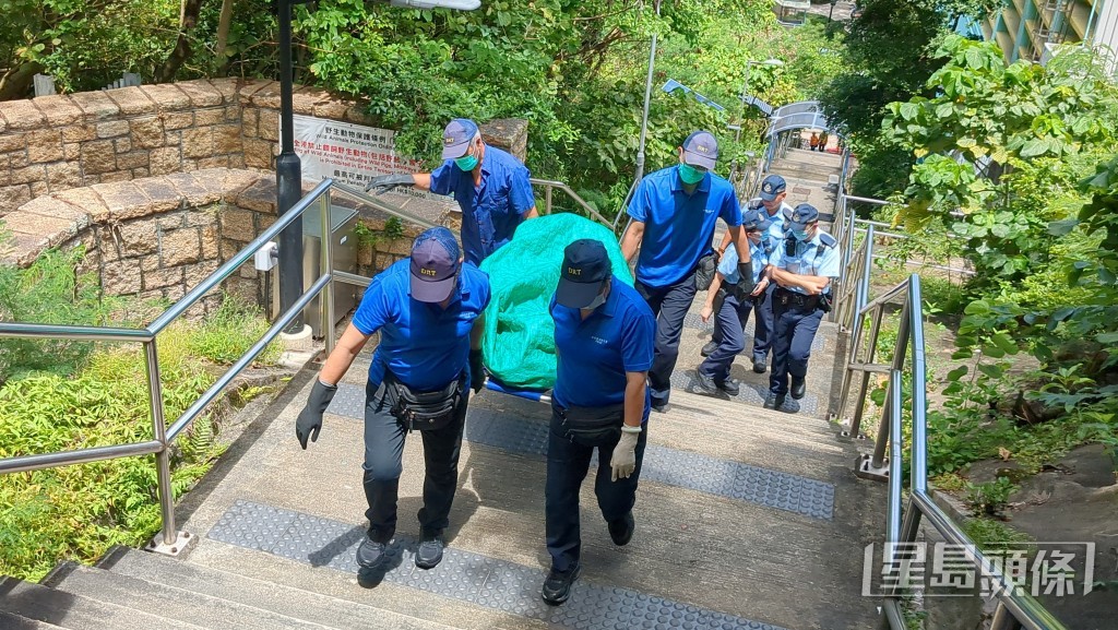 仵工移走男子遺體。蔡楚輝攝 仵工移走男子遺體。蔡楚輝攝