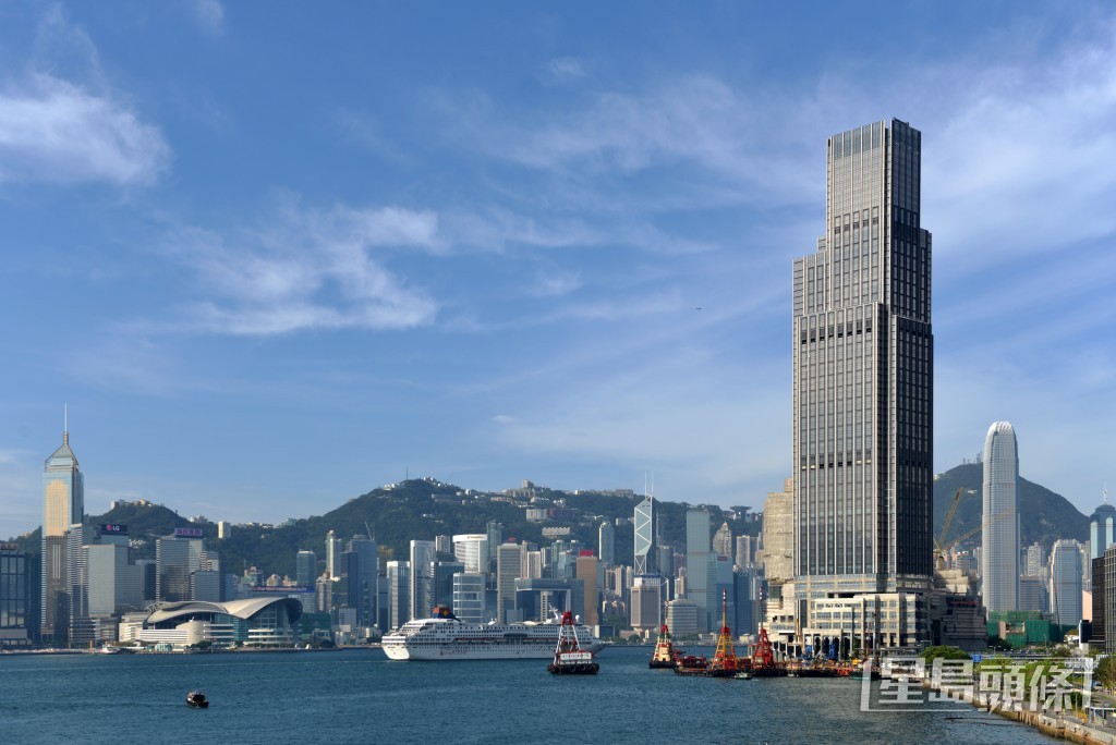 香港瑰麗酒店樓高65層，於2019年開業，坐擁維多利亞港與香港天際線的絕妙景致。資料圖片
