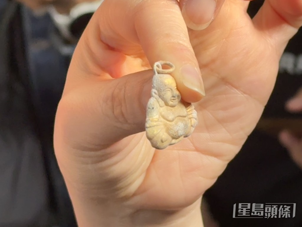 她展示失而復得的玉鐲及金佛仔飾物。 她展示失而復得的玉鐲及金佛仔飾物。