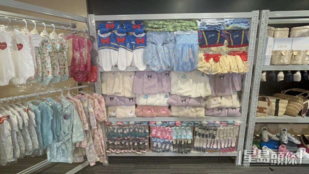倉庫內大部分是童裝衣物。楊偉亨攝