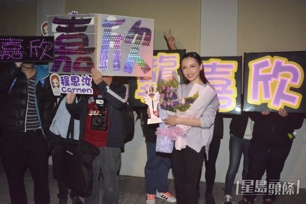 龔嘉欣憑《幕後玩家》在《萬千星輝頒獎典禮2016》贏得首個「最佳女配角」獎。