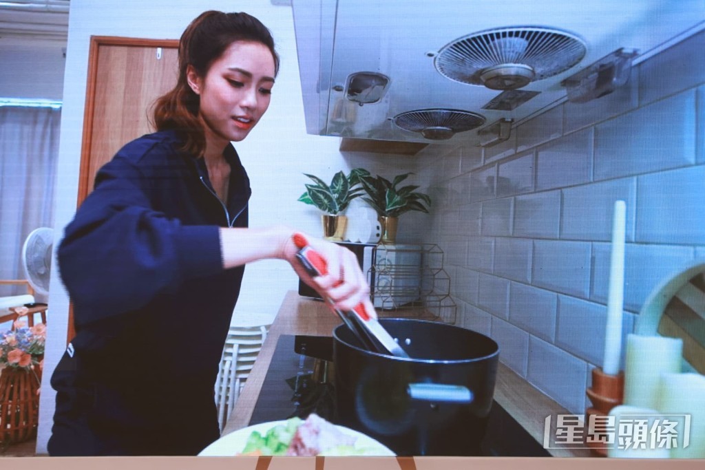 劉穎璇入得廚房。