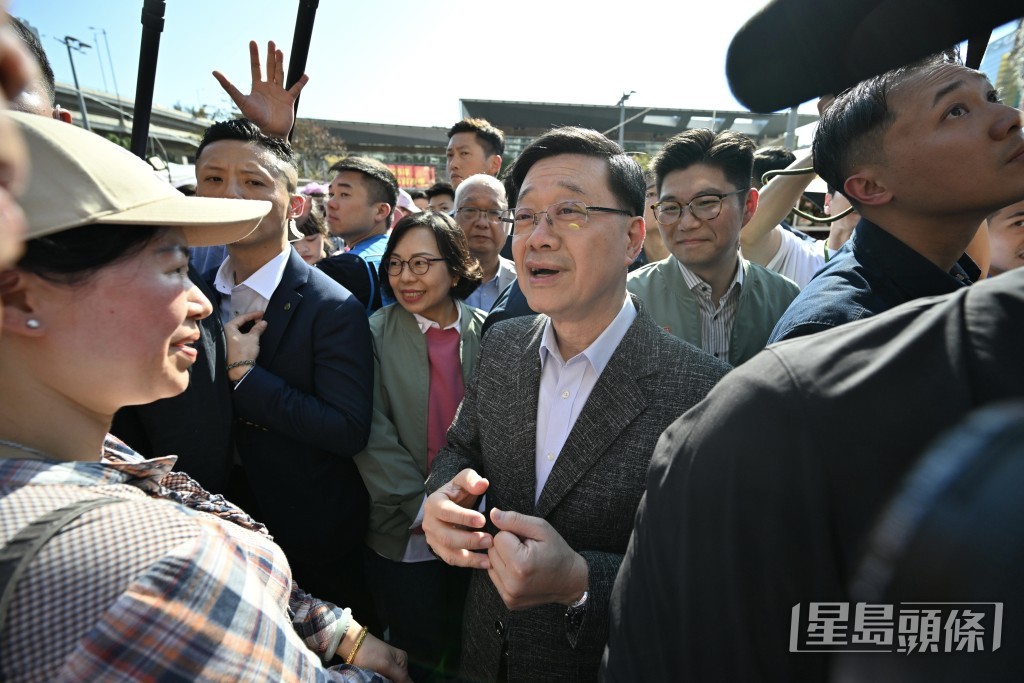 李家超在民青局局長麥美絹、環境局局長謝展寰陪同下，到訪觀塘遊樂場年宵市場。