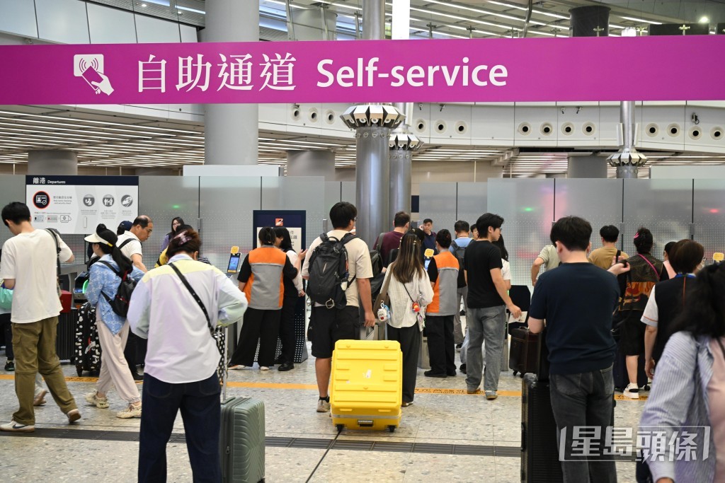 五一假期首日高鐵站內人頭湧湧。蘇正謙攝 五一假期首日高鐵站內人頭湧湧。蘇正謙攝