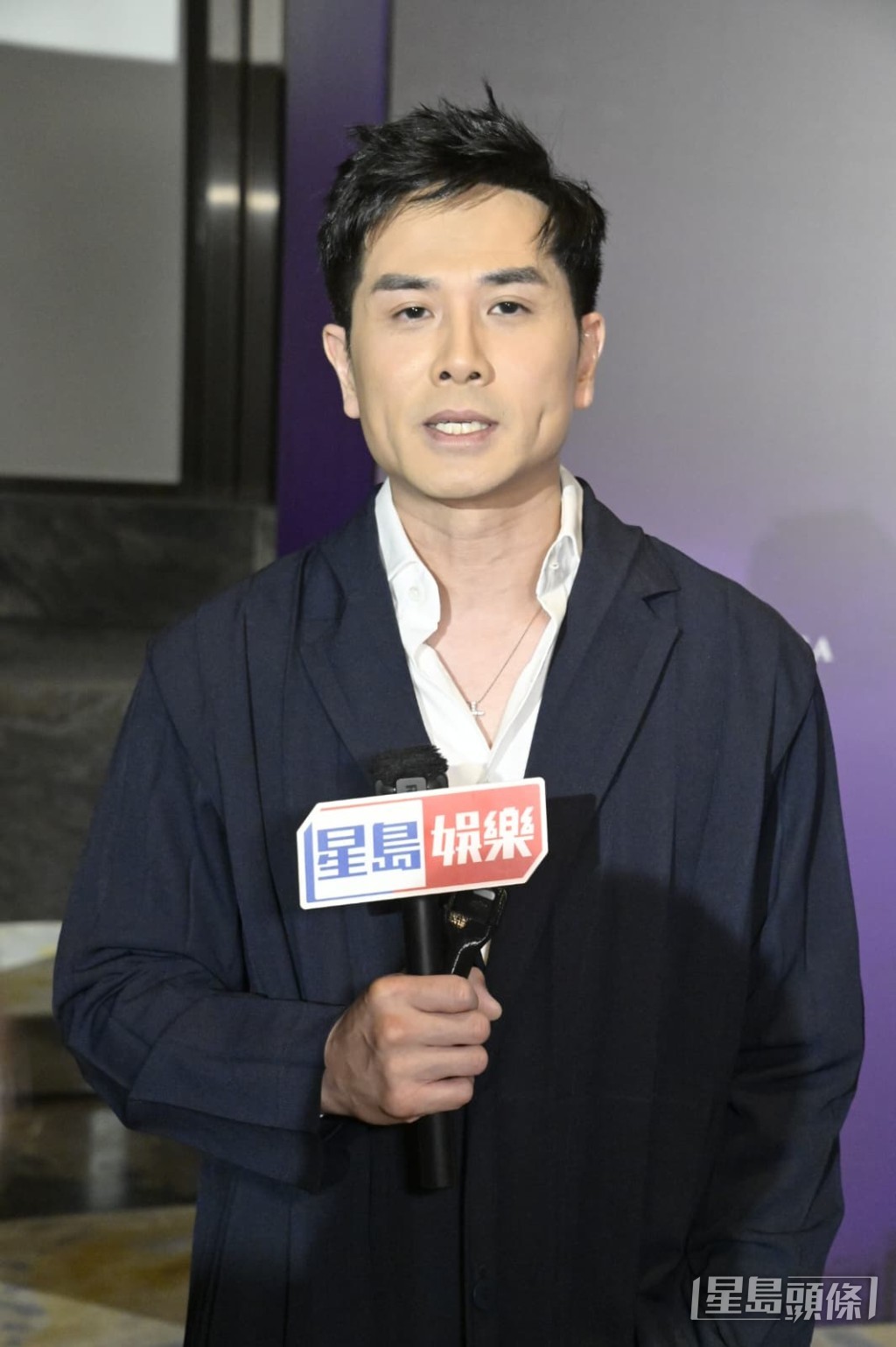 伍允龍再奉旨睇靚女。