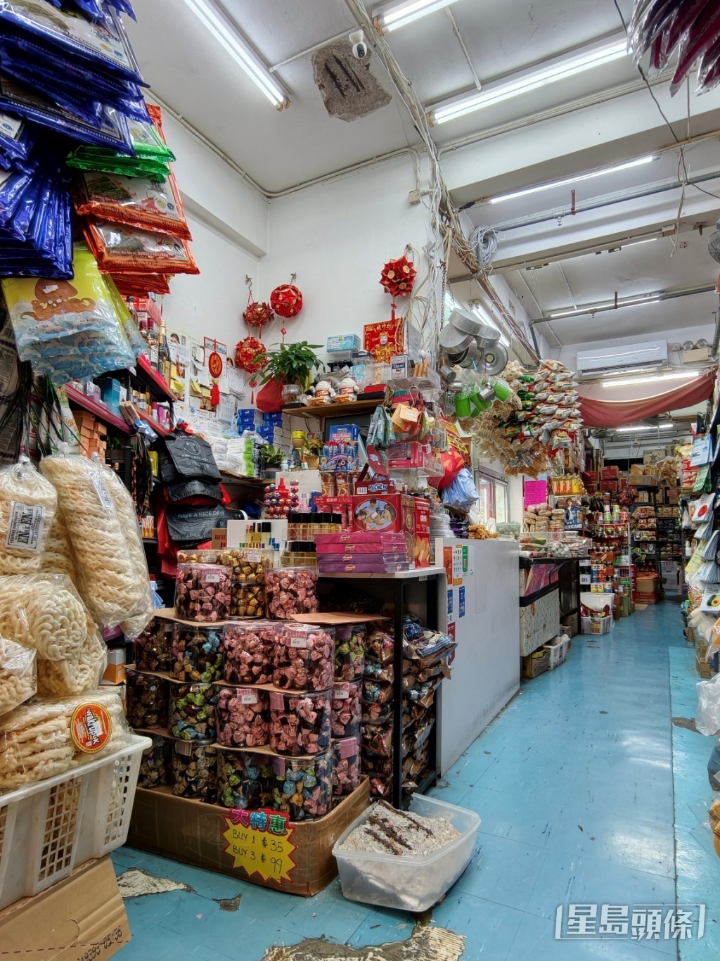石屎塊由3米高位置剝落,險中收銀員。 石屎塊由3米高位置剝落,險中收銀員。