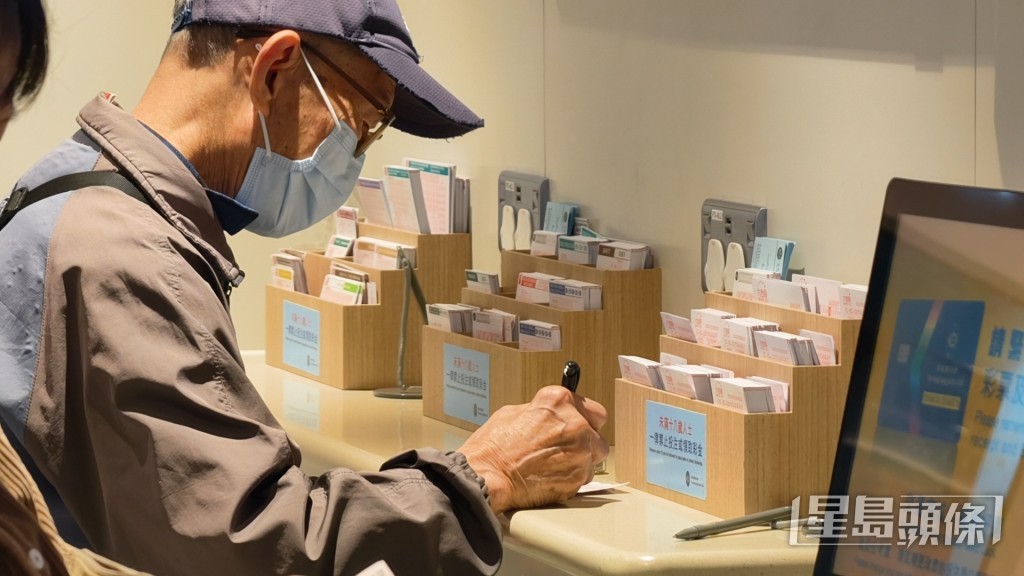 投注站內不少市民為費盡心思選擇心儀號碼。 投注站內不少市民為費盡心思選擇心儀號碼。