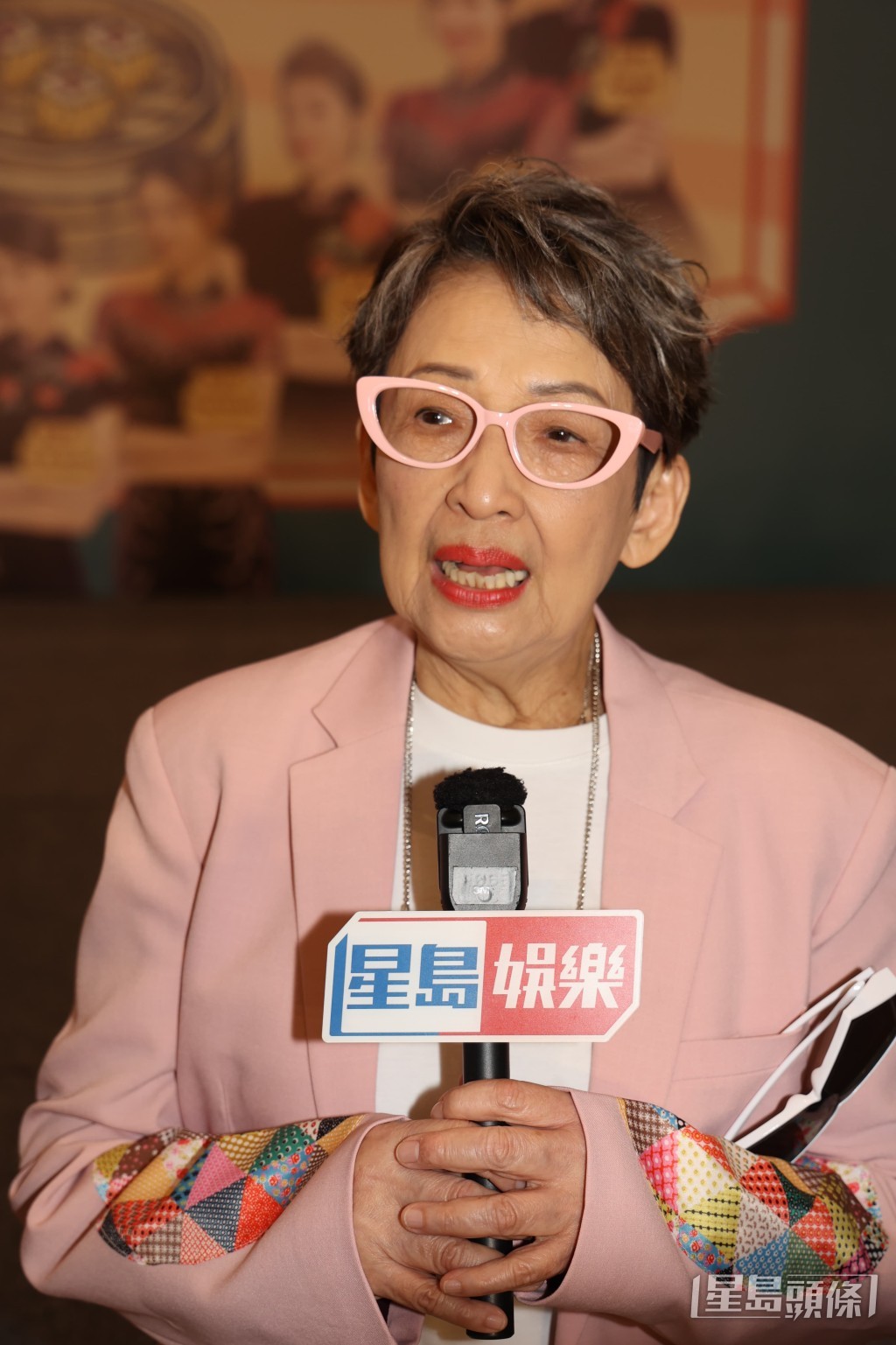 馮素波表示於新節目負責評論隊伍菜式。 馮素波表示於新節目負責評論隊伍菜式。