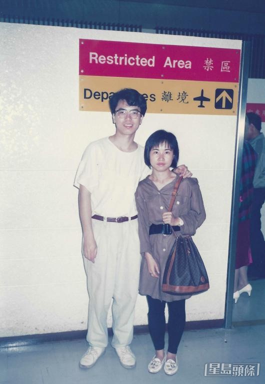 众多收藏中，吴邦谋首选与妻子于启德机场离境大堂留影的合照。 受访者提供