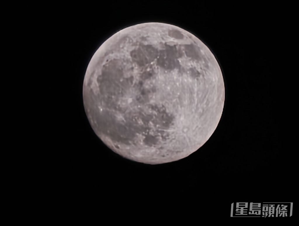 中秋滿月高掛。劉駿軒攝