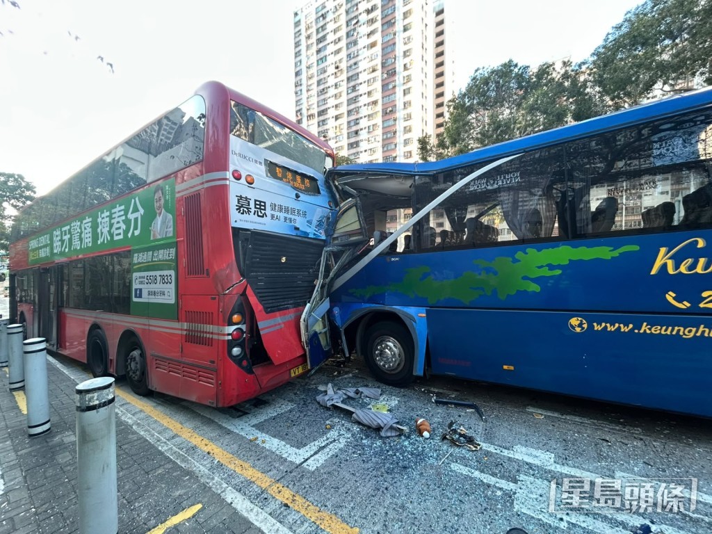 旅巴車頭嚴重變形。