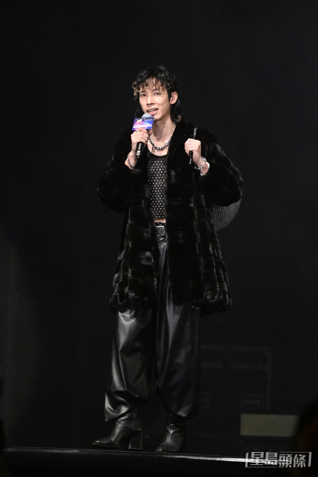 张明伟于台上表演。