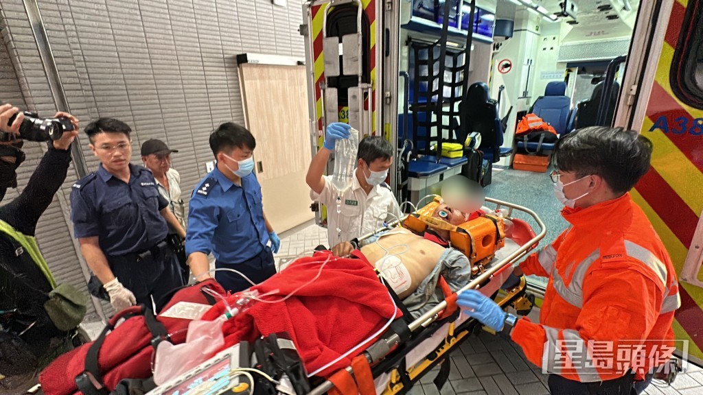 工人送院時須心外壓協助呼吸。梁國峰攝