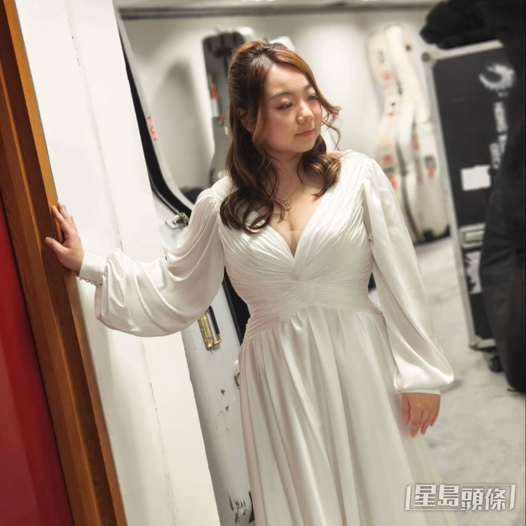 黃博穿上一條米色低胸露背長裙做葉振棠個唱嘉賓。 黃博穿上一條米色低胸露背長裙做葉振棠個唱嘉賓。