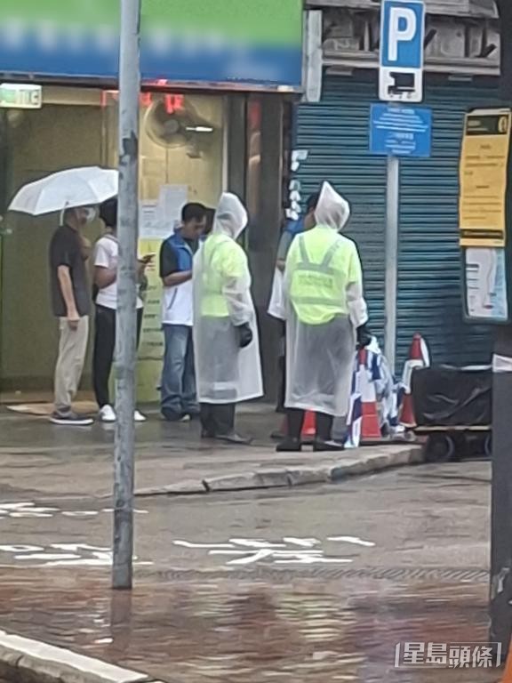 食環署外判清潔工認為,新款雨衣較舊款塑膠雨衣重,增加體力負擔。 受訪者提供 食環署外判清潔工認為,新款雨衣較舊款塑膠雨衣重,增加體力負擔。 受訪者提供