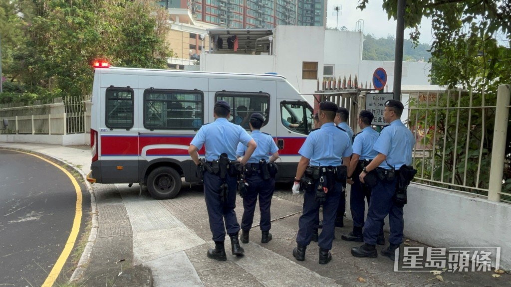 大批警员到场调查。杨徫亨摄