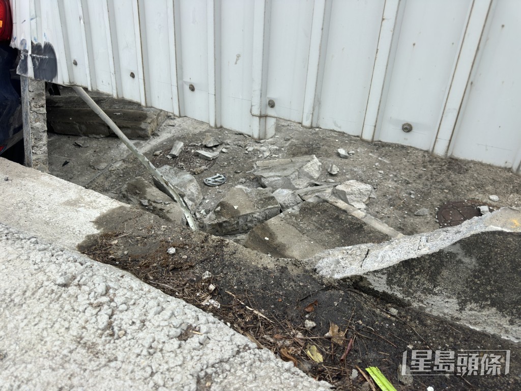 私家車撞爛石壆。 私家車撞爛石壆。
