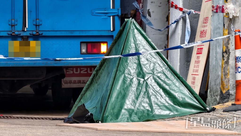 警員用綠色帳篷覆蓋遺體。