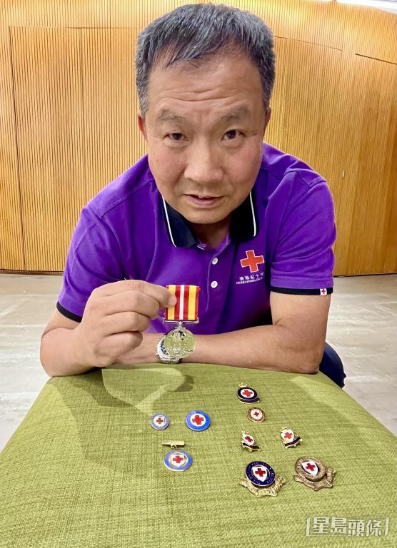 陳志強喜歡收藏紅十字會徽章,藏品逾1000多個。 陳志強喜歡收藏紅十字會徽章,藏品逾1000多個。
