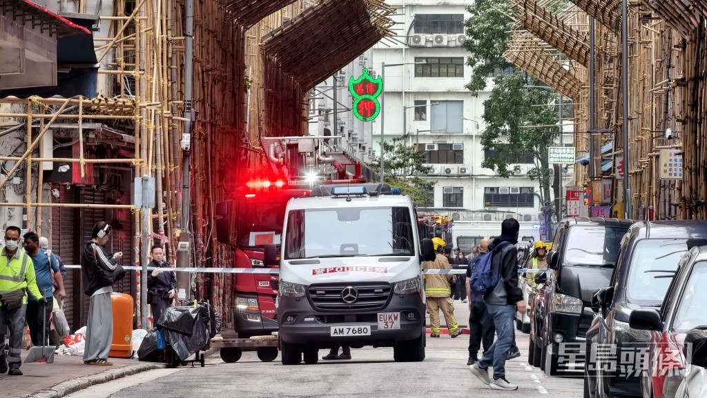 警方協助封路,以免途人靠近。 警方協助封路,以免途人靠近。