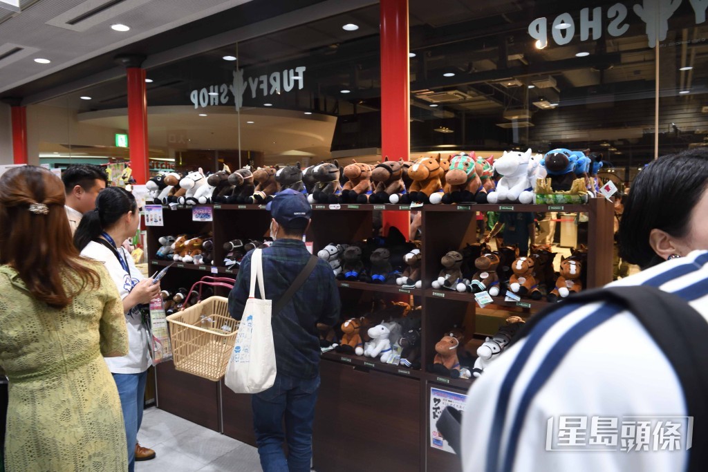 日本名驹的毛公仔亦大受欢迎，最大的一款售价只是三千二百日元(约一百六十元港币)十分实惠，吸引了不少年轻人排队购买。