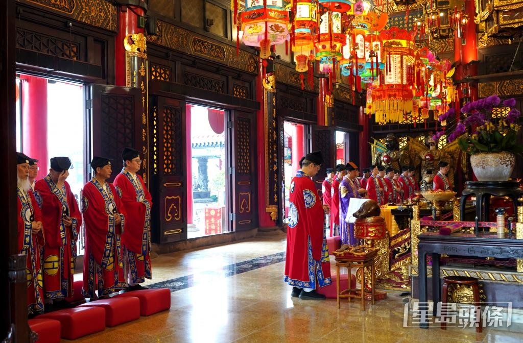 農曆二月初三日是「文昌誕」，馮耀中於大殿與眾道長一同誦經禮讚。