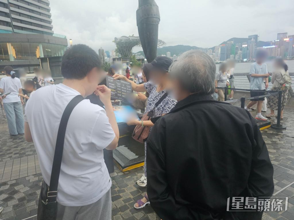 金像獎女神銅像附近有多人推銷觀光船門票。 金像獎女神銅像附近有多人推銷觀光船門票。