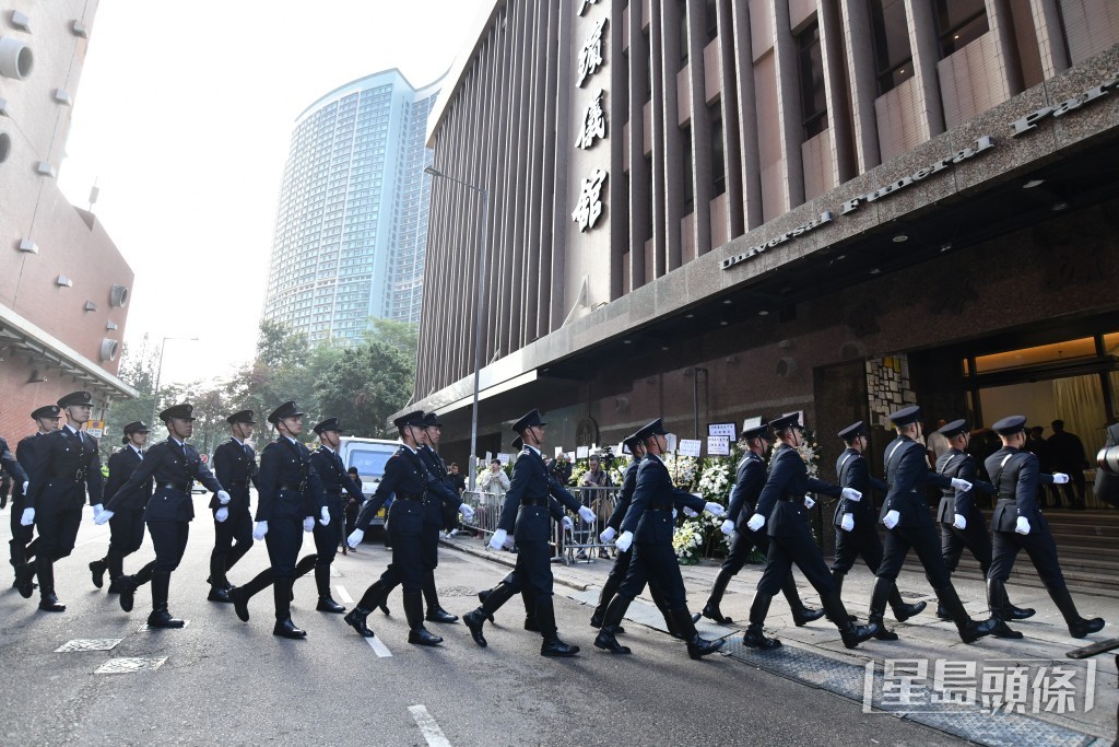 大批同袍到殯儀館致祭。盧江球攝