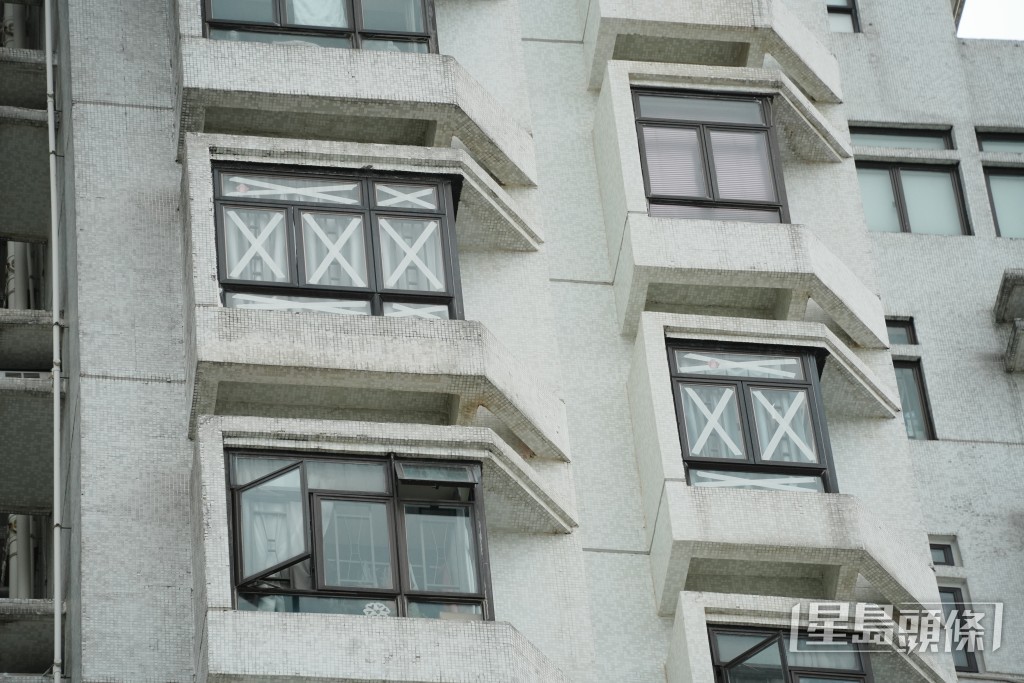 有住戶於窗戶貼上「米字」型牛皮膠紙。