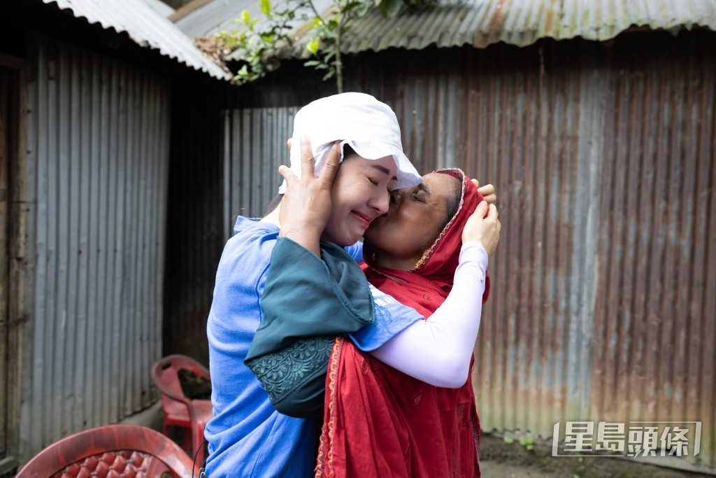 孟加拉的一位母親在傾談間抱着唐詩詠痛哭。
