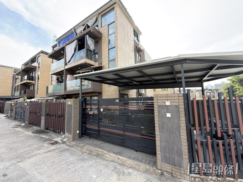 警方於元朗蝦尾新村一村屋搜證。