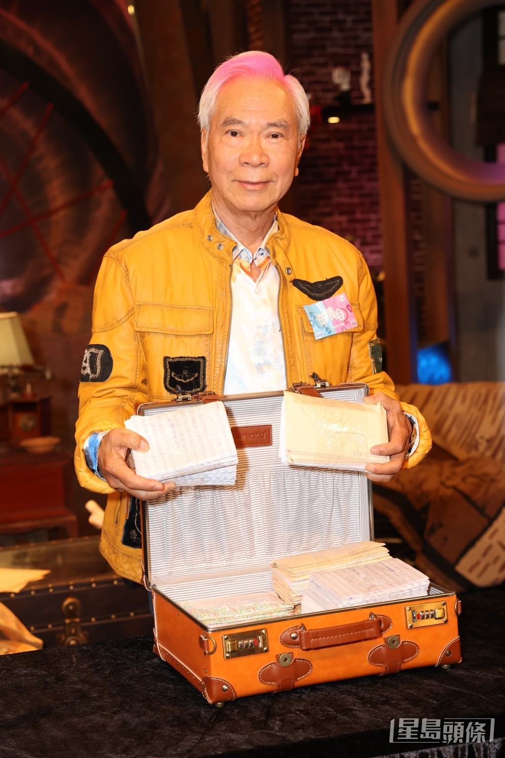 李龍基帶來400多封王青霞(Chris)寫給他的情信。 李龍基帶來400多封王青霞(Chris)寫給他的情信。